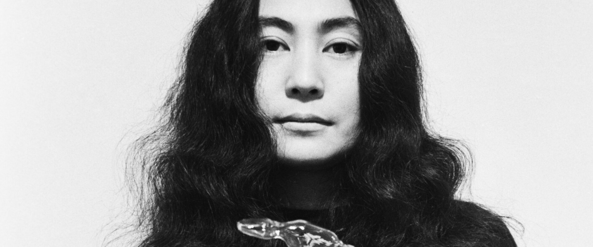 Yoko Ono mit dem Glashammer © Clay Perry Artwork